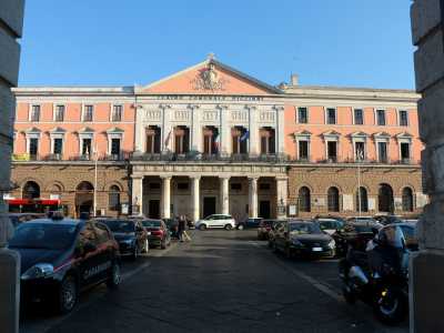 Il lato sinistro � invece dominato dallo splendido teatro Piccinni, il primo eretto nel capoluogo pugliese, che si contraddistingue per il suo colonnato neoclassico e il timpano spiovente